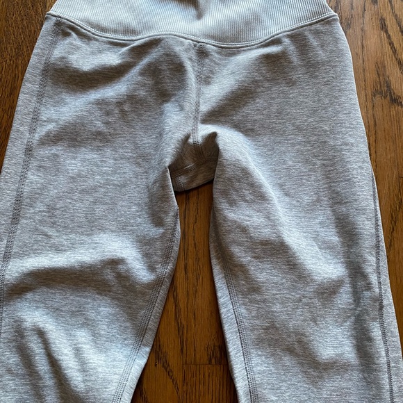 Alo Yoga Leggings - Picture 2 of 4